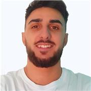 Joven estudiante con conocimientos avanzados de dibujo y pintura